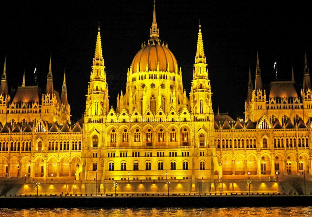 Orbán: Padla posledná bariéra, Boh ochraňuj Maďarsko. Prezident podpísal zmenu ústavy