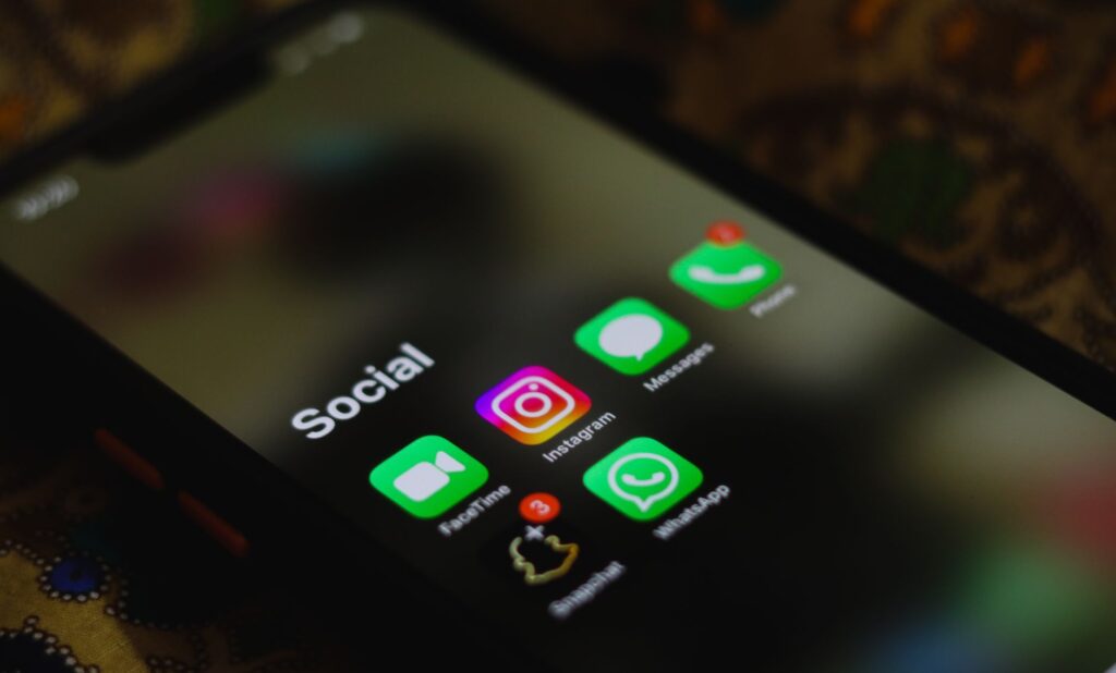 EÚ tlačí na Metu: Zmeňte dizajn Facebooku a Instagramu, sú príliš návykové