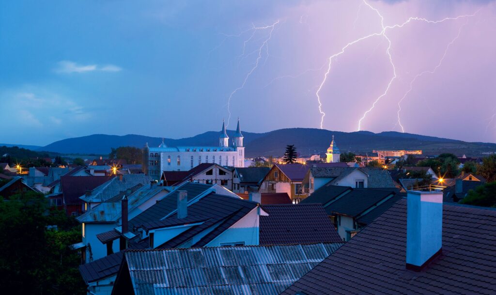 Búrky opäť zamieria na Slovensko: Výstraha platí pre viaceré okresy