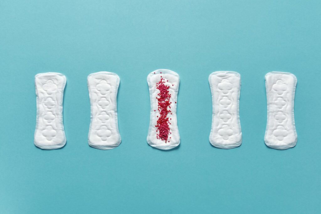 Sú menštruačné vložky a tampóny naozaj bezpečné? Gynekologička odpovedá