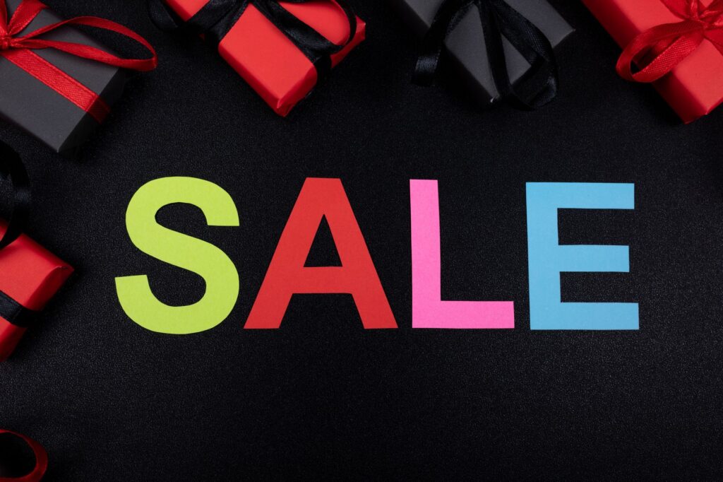 Slováci odkladajú nákup darčekov, čakajú na zľavy a Black Friday