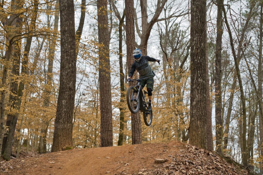 Jeseň nemusí znamenať koniec vonkajších aktivít: MultiSport otvára dvere do bikeparkov, ferrat aj na hrady