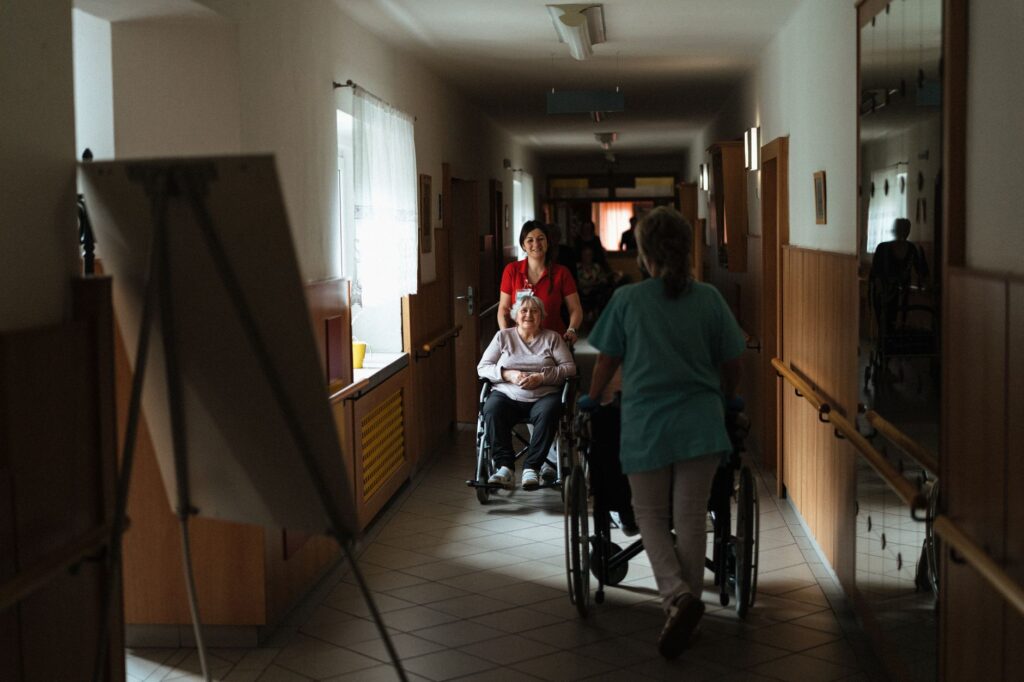 Pellegrini podpísal reformu sociálnych služieb: viac miest v domovoch a príspevok pre opatrovateľov