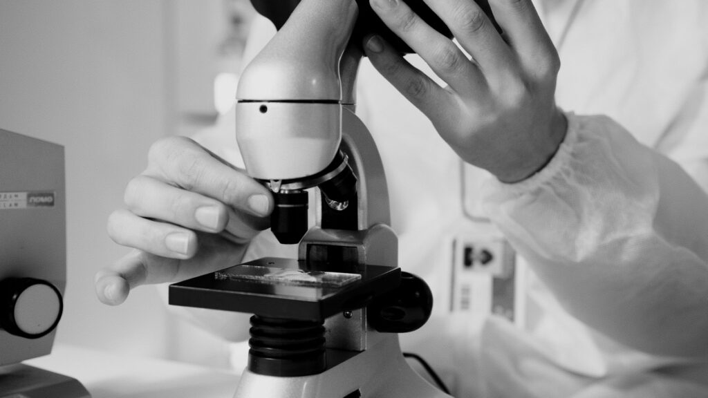 Ruský chirurg sľuboval nesmrteľnosť: transplantoval opičie semenníky