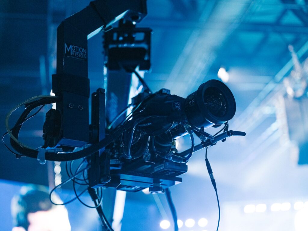Mexický moderátor kopol do dronu a zasiahol modelku: Incident v priamom prenose